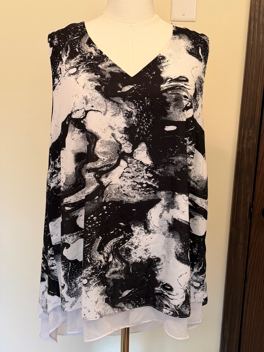 EST. 1946 Black & White Marble Print V-Neck Sleeveless Tunic